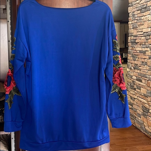 Blue distressed tunic length top with flowers - Picture 3 of 4